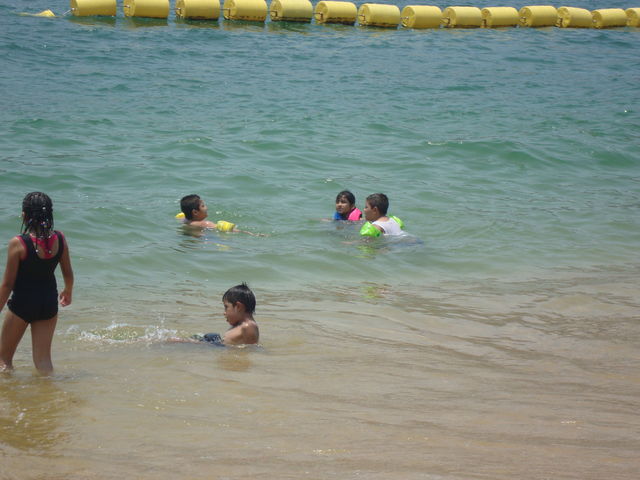 Los niños tranquilos en la playa