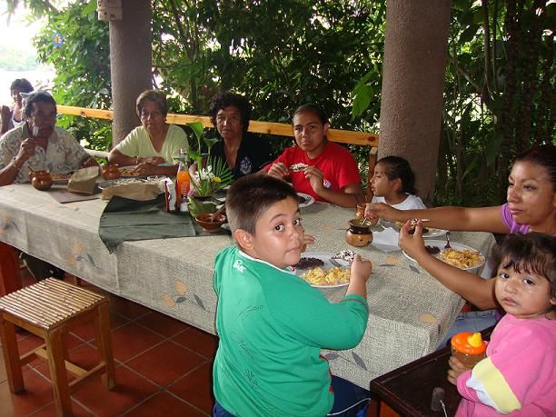 Con el hambre que teniamos, mmm