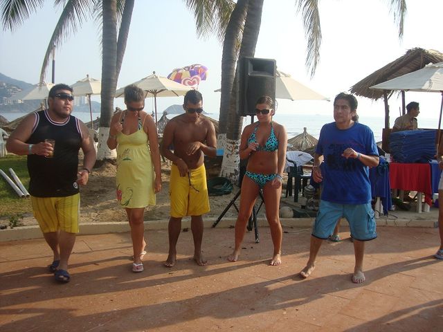 Mira nada más lo que te puedes ligar en las clases de salsa del hotel