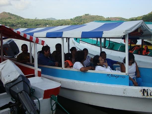 Lancha hacia el recorrido en Catemaco