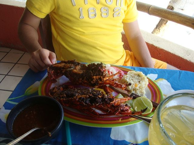 Una rica Langosta comió Oscar en el restaurant de Zihuatanejo